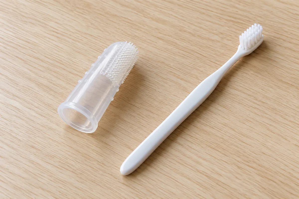 손가락 칫솔과 작은 헤드형 칫솔을 나란히 둔 도구 비교 사진